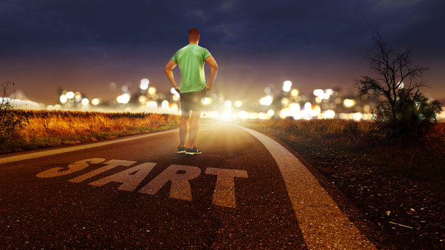     Straße mit der Beschriftung Start - Jogger schaut Richtung Stadt nach vorne  - Powered by Adobe