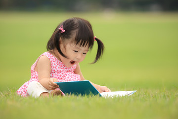 本を読む女の子