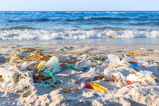 Strandverschmutzung durch Plastikteile und Zigarettenstummel