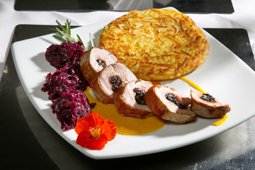 Mit Backpflaumen gefüllter Schweinebraten mit Rösti und Rotkraut