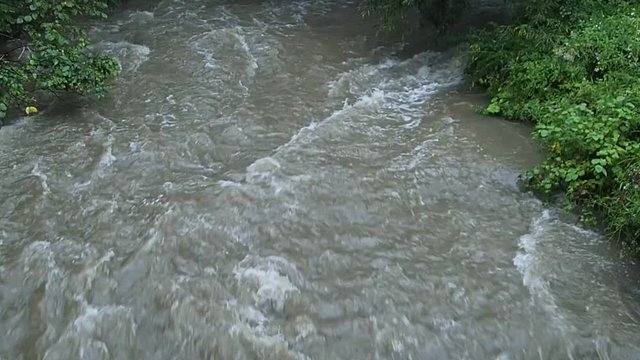 averse sur la rivi&egrave;re
