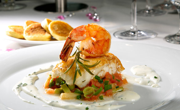 Fischfilet mit Riesengarnele, gem&uuml;se und Kartoffelpl&auml;tzchen