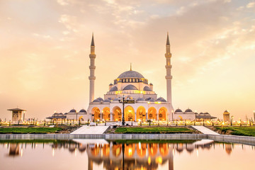 Mosquée de Sharjah belle vue sur le coucher du soleil deuxième plus grande mosquée des Émirats arabes unis belle architecture islamique traditionnelle nouvelle attraction touristique au Moyen-Orient
