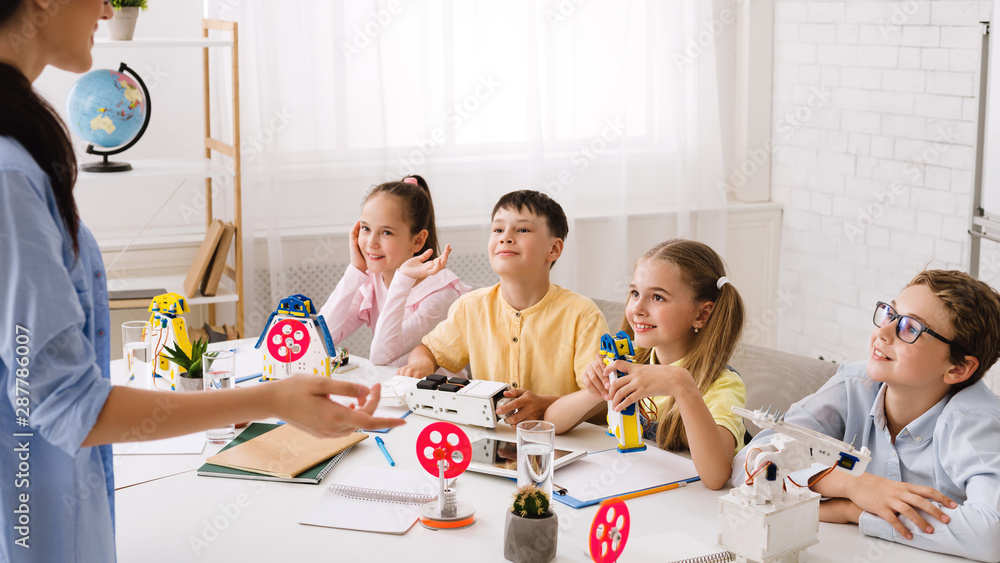 Aufkleber teacher explaining new material to children, kids creating robots