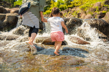 水遊びをする親子