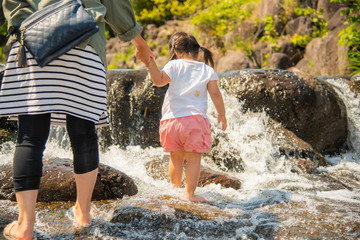 水遊びをする親子