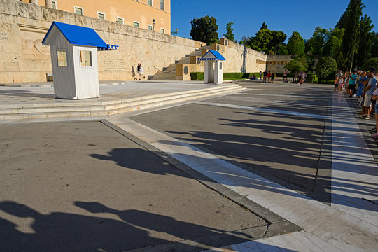Wachabl&ouml;sung von dem Parlamentsgeb&auml;ude am Syntagmaplatz in Athen, Griechenland