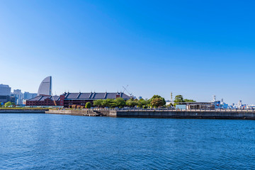 Fototapeta premium 横浜 海と赤レンガの風景
