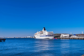Fototapeta na wymiar 横浜港の風景 大型客船と遊覧バス