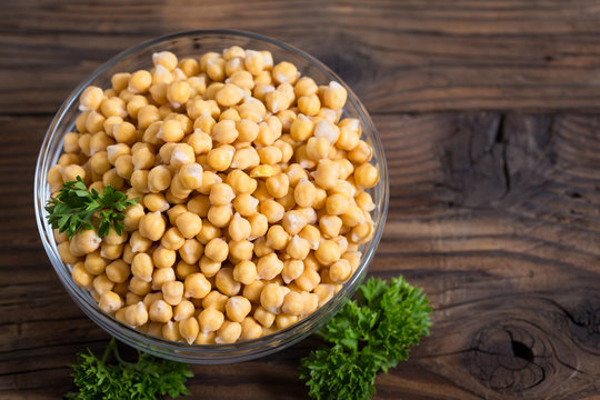  Fresh chickpeas in the bowl 
