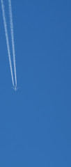 Trainées d'avions dans le ciel	