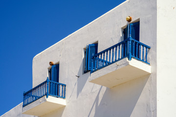 Paros - Kykladen - Parikia - Haus mit blaumen Balkon