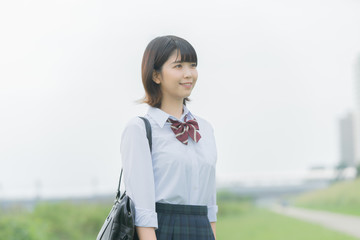 笑顔で通学する女子高生