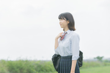 笑顔で通学する女子高生