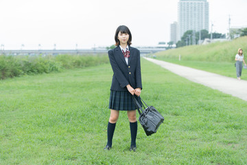 笑顔で通学する女子高生