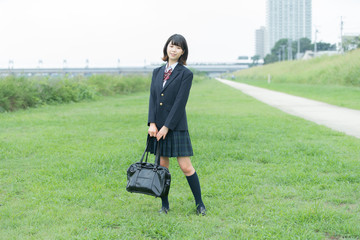 笑顔で通学する女子高生