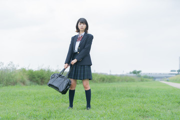 笑顔で通学する女子高生