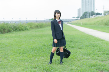 笑顔で通学する女子高生