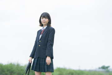 笑顔で通学する女子高生