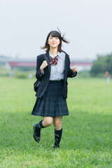 笑顔で通学する女子高生