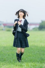 笑顔で通学する女子高生