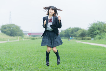 笑顔で通学する女子高生