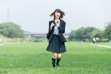 笑顔で通学する女子高生