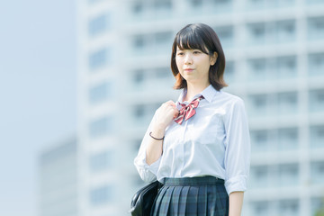 笑顔で通学する女子高生