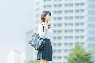 笑顔で通学する女子高生