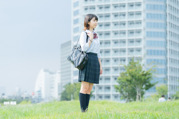 笑顔で通学する女子高生