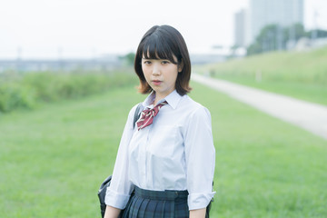 真顔の女子高生