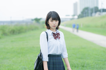 真顔の女子高生