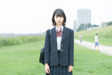真顔の女子高生