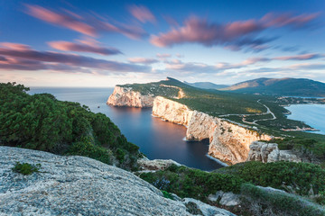 Langzeitbelichtung der Küste Capo Caccia von einem Aussichtspunkt auf Sardinien. - obrazy, fototapety, plakaty