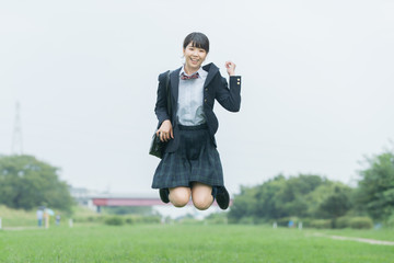 ジャンプする女子高生