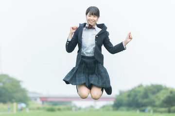 ジャンプする女子高生