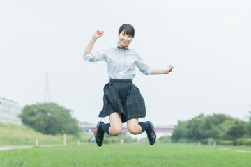 ジャンプする女子高生