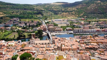 Fototapeta na wymiar Le village de Bosa et la rivière Terno, Sardaigne, Italie