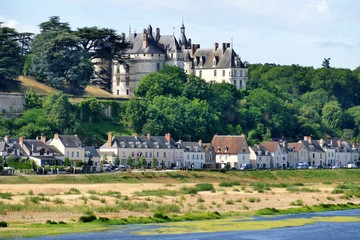 Fototapeta na wymiar Château et village de Chaumont-sur-Loire au bord de la Loire, Loir-et-Cher, France