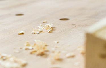 Werkbank mit Holzspänen in der Werkstatt, Holzwerkstatt Hintergrund Holz