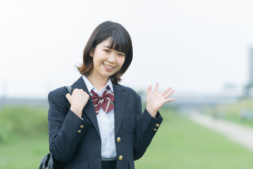手を振る女子高生