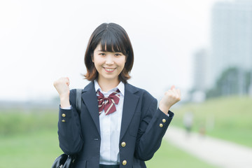 ガッツポーズをする女子高生