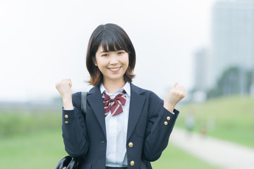 ガッツポーズをする女子高生