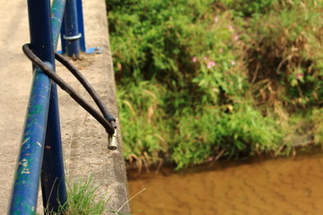 Ringschloss am Brückengeländer