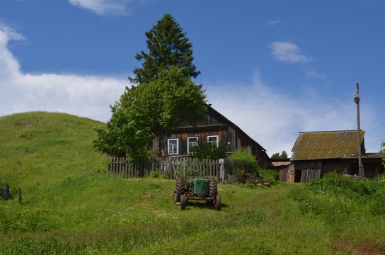 vetus tractor.vetus domus.silva.natura.herba