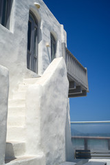 Paros - Kykladen - weißes Haus mit grauer Tür