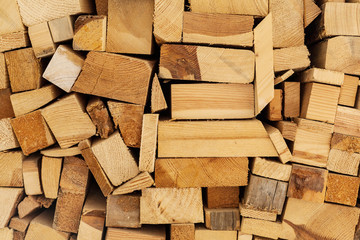 Wand aus Holzstücken, Holzlager, Holzwand unterschiedliche Hölzer Hirnholz Brennholz