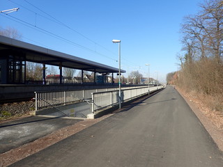 Fototapeta na wymiar Ausbau des Radschnellweges Frankfurt - Darmstadt am Bahnhof Erzhausen