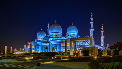 Fototapeta na wymiar Sheikh Zayed Grand Mosque in Abu Dhabi 7