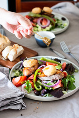 Summer salad with goat cheese, tomatoes and honey